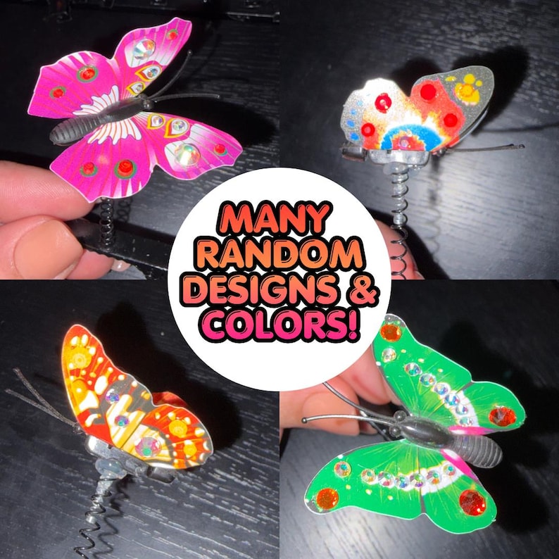 Op de afbeelding: Een collectie vlindervormige haarclips met diverse kleuren en patronen, waaronder roze, groen, oranje en meerkleurige ontwerpen met ingelegde strass-steentjes. Elke vlinder is bevestigd aan een metalen veer. Tekst: MANY RANDOM DESIGNS & COLORS!