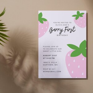 Faire-part d'anniversaire fraise funky, première fête d'anniversaire de baies, invitation de fête de fraises, invitation douce de baies, modèle de toile de bébé fille