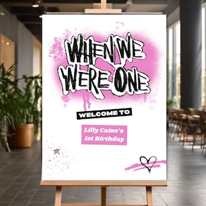 Cartello di benvenuto personalizzato per la festa del primo compleanno "When We Were One Young" / Decorazione per bambini con scena emo distorta / Modello di poster pop punk rosa