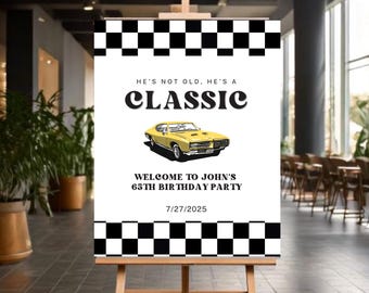 Può includere: Un cartello bianco con bordi a scacchi neri e bianchi. Il cartello dice "He's not old, he's a classic" in un font retrò. Un'auto classica gialla è raffigurata sotto il testo. Il cartello dice anche "Welcome to John's 65th Birthday Party" e "7/27/2025".