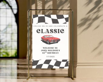 Può includere: Un cartello bianco con un design a scacchi bianco e nero di bandiera da corsa. Il cartello dice "Cruise on in and celebrate a Classic" con un'illustrazione di un'auto classica rossa. Il testo sotto l'auto dice "Welcome to John Molidor's 65th Birthday 7/7/2025".