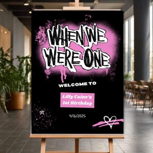 Cartello di benvenuto personalizzato per la festa del primo compleanno "When We Were One Young" / Decorazione per bambini con scena emo distorta / Modello di poster pop punk rosa