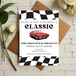Könnte beinhalten: Einladung zum Geburtstag mit einer Illustration eines roten Oldtimers, einem schwarz-weißen Schachbrettmuster und dem Text "CRUISE ON OVER TO CELEBRATE A CLASSIC". Die Einladung ist für den 65. Geburtstag von John Schwartz.