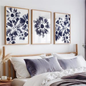 Set di tre stampe artistiche floreali blu navy, elegante decorazione floreale da parete per soggiorno, camera da letto o arredamento moderno per la casa, floreale contemporaneo