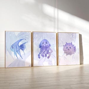Stampa acquerello per cameretta dei bambini con tema oceano – Meduse, pesci e pesci palla – Decorazione murale con animali marini per cameretta dei bambini – Poster fatto a mano con tema costiero per cameretta dei bambini