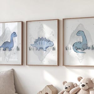 咆哮する青い恐竜の子供部屋用ウォールアート – プリント3枚セット | 男の子の部屋にぴったりのかわいい恐竜デコレーション | モダンな子供部屋にぴったりのプリントアート、恐竜ポスター
