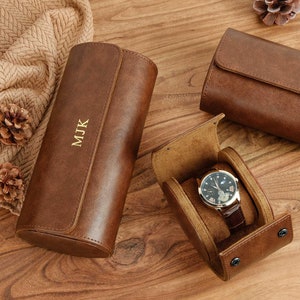 Rouleau de montre personnalisé en cuir PU | Boîte à montres brune à 3 emplacements | Boîtier de montre avec initiales personnalisées| Cadeaux pour les hommes d'honneur | Cadeaux de voyage pour papa
