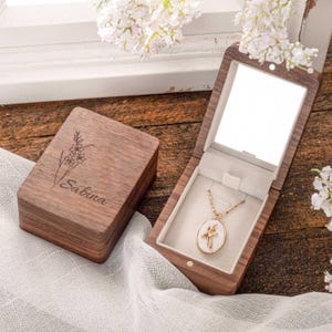 Schmuckschatulle aus Holz mit Gravur, Schmuckschatulle aus Walnussholz, Schmuckschatulle aus Massivholz, Geschenk für Mama zum Muttertag