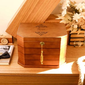 Personalisierte Holz Schmuckschatulle, Große Schmuckschatulle mit 4 Schubladen, Schmuck Organizer mit Schloss, Hochzeitsgeschenke, Muttertagsgeschenke für Mama