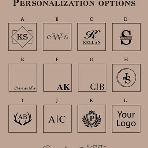 Puede incluir: Una cuadr&iacute;cula de doce opciones de personalizaci&oacute;n negras etiquetadas de la A a la L sobre un fondo beige. Cada cuadrado muestra diferentes estilos de monogramas, nombres o logotipos, incluyendo iniciales como KS, AK, AB, AC, nombres y un escudo.
