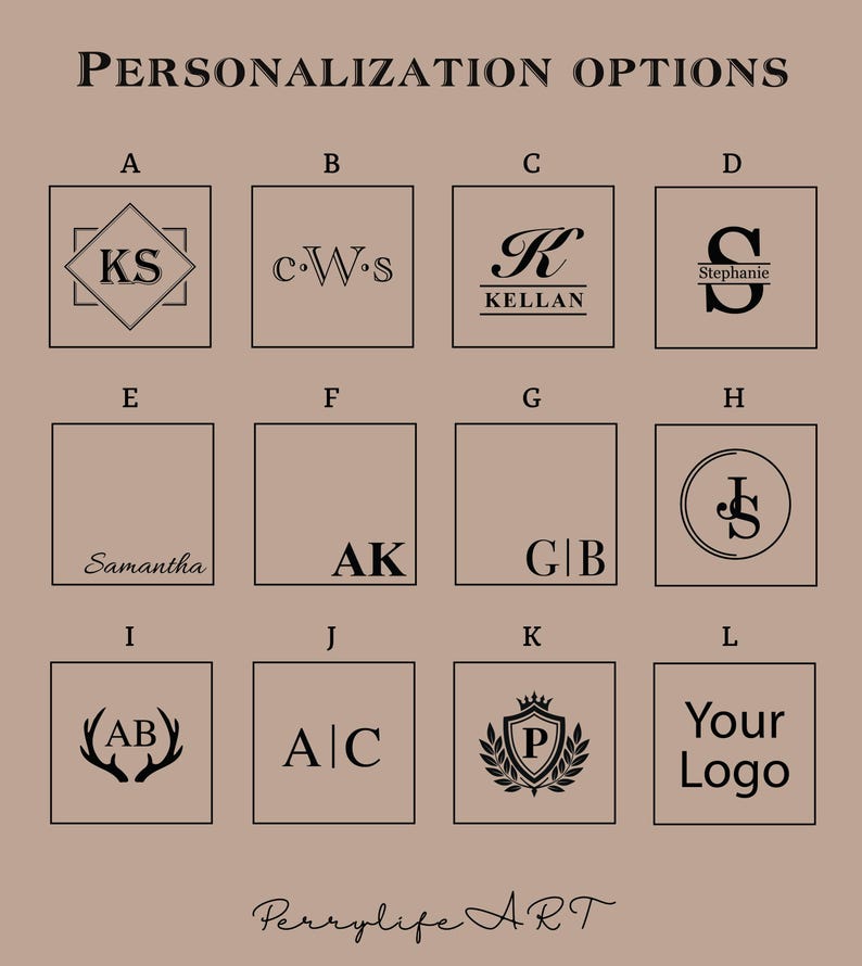 Puede incluir: Una cuadr&iacute;cula de doce opciones de personalizaci&oacute;n negras etiquetadas de la A a la L sobre un fondo beige. Cada cuadrado muestra diferentes estilos de monogramas, nombres o logotipos, incluyendo iniciales como KS, AK, AB, AC, nombres y un escudo.