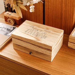 Personalisierte Schmuckschatulle zur Erinnerung, individuell gravierte Holzbox mit Namen und Datum, Schmuckaufbewahrung für Familienerbstücke, Beileidsgeschenk für sie