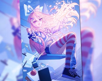 Puede incluir: Una ilustración estilo anime de un personaje con cabello largo rubio y un lazo grande, vistiendo un suéter corto, pantalones cortos y calcetines a rayas. El personaje está sentado en un escritorio rodeado de útiles escolares como una calculadora.
