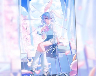 Puede incluir: Una ilustración de estilo anime que muestra a un personaje con cabello azul claro y largas orejas de conejo, vistiendo una camisa blanca, un lazo rosa y una falda azul. El personaje está sentado en un aula con pétalos, escritorios y sillas.