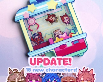 Puede incluir: Un llavero de acrílico con forma de máquina de gancho con marco azul y amarillo y estrellas pastel. Dentro hay figuras pequeñas. Debajo del llavero, el texto dice: UPDATE! 18 new characters! con cinco figuras ilustradas estilo anime.