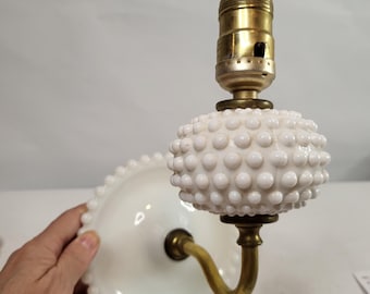 Arandela/luminária de parede vintage em vidro branco leitoso com padrão de bolinhas, estilo nostálgico, utiliza lâmpada incandescente padrão de temperatura fria, funcionando! Difícil de encontrar, RARA.