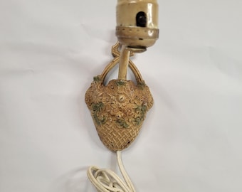 1930年代のヴィンテージメタル／鋳鉄製ウォールライト／燭台。クリーム、グリーン、ローズのパステルカラーの花が入ったバスケット。