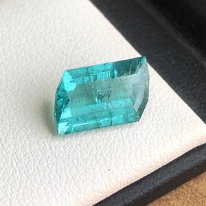 2.50カート、美しいファセットスカイブルー色のトルマリン、ピースのサイズは13x7x4mmです。