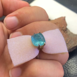 8 カート、美しいスカイブルー色のトルマリンカボション、11x11x8mm