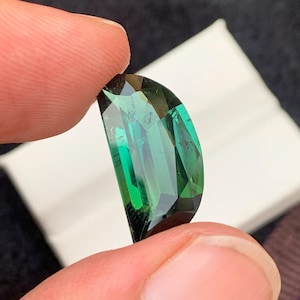 8.60カート美しいDシェイプグリーントルマリン、ピースのサイズは20x10x5mmです