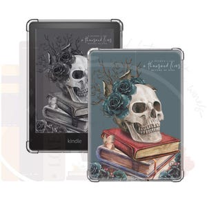 Könnte beinhalten: Eine transparente Handyhülle mit einem Totenkopf- und Rosenmotiv. Die Hülle trägt den Text "A reader lives a thousand lives before he dies". Die Hülle ist für einen Kindle E-Reader konzipiert.