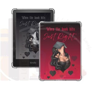 Könnte beinhalten: Zwei Kindle E-Reader-Hüllen mit einer Grafik einer Frau mit einem Buch über dem Kopf und dem Text "When the book hits Just Right..." Die Hülle links ist schwarz mit weißem Text und die Hülle rechts ist rot mit weißem Text.