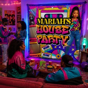 Può includere: Un grande fondale rettangolare per feste con una grafica ispirata agli anni '90, una musicassetta, forme geometriche colorate e la scritta MARIAH'S HOUSE PARTY in stile graffiti su uno sfondo rosa e blu brillante.