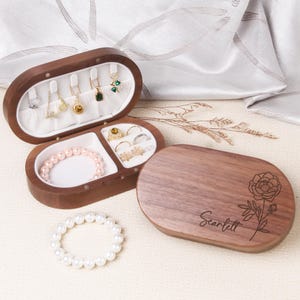 Benutzerdefinierte Geburtsblume Schmuckschatulle aus Holz, personalisierte Schmuckschatulle mit Gravur, Geschenk für sie, Brautjungfern oder zum Jahrestag