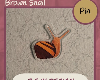 Pin acrílico de caracol marrón – 2,5" Amigo del bosque