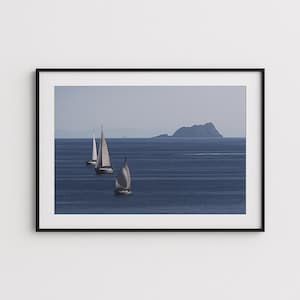 Barche a Vela su Acque Tranquille – Arte Nautica da Parete, Stampa Paesaggio Costiero, Download Digitale