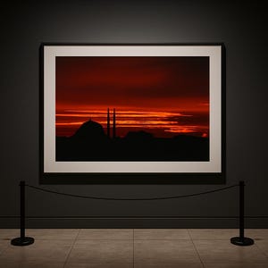 Silhouette di Moschea di Istanbul al Tramonto Infuocato - Stampa d'Arte Digitale di Alta Qualità, Decorazione da Parete, Arredo Interno
