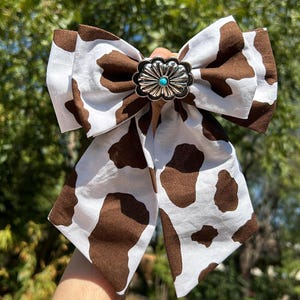 Braun Kuh Print Haarschleife w / pin, Vaquero Stil, Cowgirl Stil, Haarspange Haarspange, Haarschmuck, Haarschleife für Frauen, Haarschleife für Mädchen.