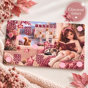 Könnte beinhalten: Ein rechteckiges Brett mit einer Illustration eines Mädchens, das ein Buch liest, zusammen mit einer Katze, einem Eichhörnchen und Herbstblättern. Das Design enthält nummerierte Raster, Würfelsymbole und rosa Kreise. Ein runder Aufkleber zeigt Glänzend foliert.
