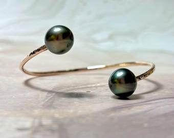 Brazalete abierto con doble perla de Tahití GF de 14 k