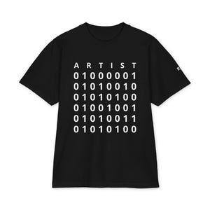 Può includere: Una t-shirt nera a maniche corte con la parola ARTIST in lettere maiuscole bianche nella parte superiore, seguita da sei righe di cifre in codice binario bianco sottostanti. Il design è centrato sul petto del capo, dotato di girocollo.
