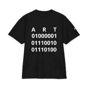 Puede incluir: Una camiseta negra de manga corta con texto blanco en la parte delantera. El diseño muestra la palabra ART en la parte superior, seguida de tres líneas de código binario: 01000001, 01110010 y 01110100. La camiseta tiene cuello redondo y corte estándar.