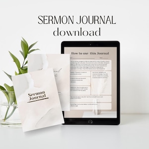 Puede incluir: Una descarga digital para un diario de sermones. El diario está diseñado para ayudarte a mantener tus notas de sermones, pensamientos, oraciones y aprendizajes en un solo lugar. Podrías recortarlo como un diario de fe. El diario tiene un fondo de acuarela rosa claro y blanco con el texto "Sermon Journal" en negro.