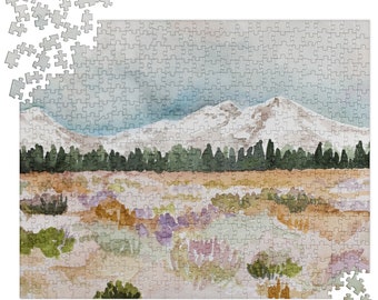 Può includere: Un dipinto ad acquerello di una catena montuosa con cime innevate. Le montagne sono sullo sfondo, con un campo di fiori selvatici in primo piano. Il cielo è di un azzurro chiaro con alcune nuvole.