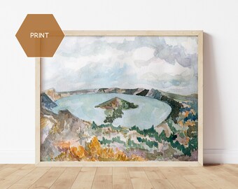 Puede incluir: Impresión en acuarela de un lago rodeado de montañas y árboles, enmarcada en madera clara. La obra presenta un paisaje sereno con un lago azul y una pequeña isla. La palabra "PRINT" es visible en un hexágono marrón en la esquina superior izquierda.
