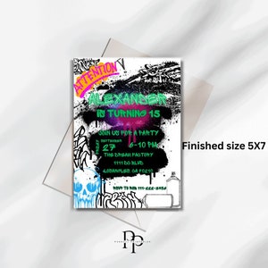 Puede incluir: Una invitaci&oacute;n a una fiesta de cumplea&ntilde;os de estilo graffiti para Alexander que cumple 15 a&ntilde;os. La invitaci&oacute;n presenta un fondo blanco y negro con salpicaduras de pintura en aerosol de colores y texto. El texto dice "&iexcl;Atenci&oacute;n! Alexander cumple 15 a&ntilde;os. &Uacute;nase a nosotros para una fiesta el 27 de septiembre, de 6:00 PM a 10:00 PM. The Dream Factory, 1111 DG Blvd, Los &Aacute;ngeles, CA 70210. RSVP al 111-222-3456."