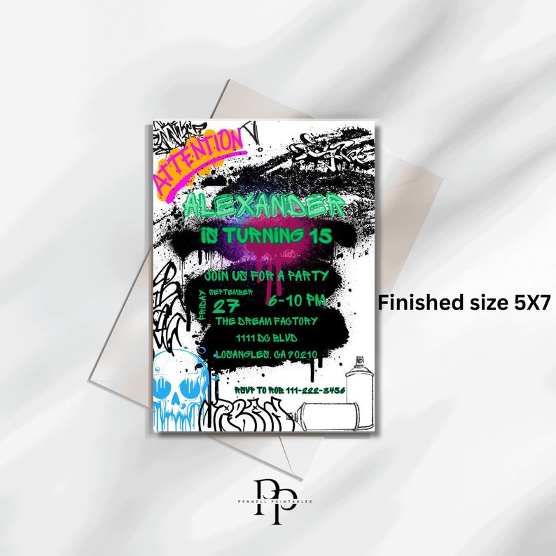 Puede incluir: Una invitaci&oacute;n a una fiesta de cumplea&ntilde;os de estilo graffiti para Alexander que cumple 15 a&ntilde;os. La invitaci&oacute;n presenta un fondo blanco y negro con salpicaduras de pintura en aerosol de colores y texto. El texto dice "&iexcl;Atenci&oacute;n! Alexander cumple 15 a&ntilde;os. &Uacute;nase a nosotros para una fiesta el 27 de septiembre, de 6:00 PM a 10:00 PM. The Dream Factory, 1111 DG Blvd, Los &Aacute;ngeles, CA 70210. RSVP al 111-222-3456."