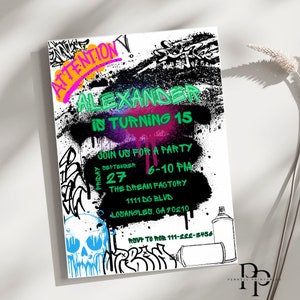 Puede incluir: Una invitaci&oacute;n a una fiesta de cumplea&ntilde;os de 15 a&ntilde;os estilo graffiti. La invitaci&oacute;n presenta un fondo blanco y negro con acentos de pintura en aerosol de colores. El texto dice "&iexcl;Atenci&oacute;n! Alexander cumple 15 a&ntilde;os. &Uacute;nase a nosotros para una fiesta el viernes 27 de septiembre, de 6:00 PM a 10:00 PM. The Dream Factory, 1111 Do Blvd, Los &Aacute;ngeles, CA 90210. RSVP a Rob 111-222-3456."
