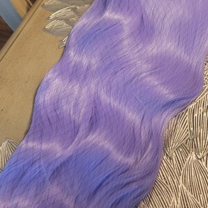 Puede incluir: Una extensi&oacute;n de cabello larga y lisa en un vibrante color morado lavanda. Los mechones son suaves y uniformes, y cuentan con una fina malla superpuesta que cubre toda la longitud de la pieza para mantener su forma y alineaci&oacute;n.