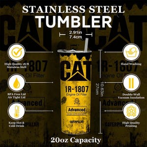 Op de afbeelding: Roestvrijstalen beker met een geel en zwart ontwerp. De beker heeft het CAT-logo en de tekst "1R-1807 Engine Oil Filter". Hij is 27 cm hoog en heeft een inhoud van 20 oz. De beker is 7,4 cm breed.