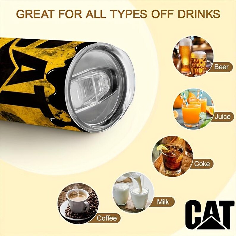 Op de afbeelding: Een roestvrijstalen beker met een geel en zwart ontwerp, met de tekst "CAT". De afbeelding bevat voorbeelden van drankjes zoals bier, sap, cola, melk en koffie, met de tekst "GREAT FOR ALL TYPES OFF DRINKS".