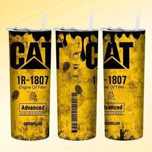 Op de afbeelding: Drie gele en zwarte CAT-thema bekers met witte rietjes. Elke beker heeft het CAT-logo, de tekst "1R-1807 Engine Oil Filter" en de woorden "Advanced High Efficiency" en "CATERPILLAR". Het ontwerp bevat zwarte druppels.