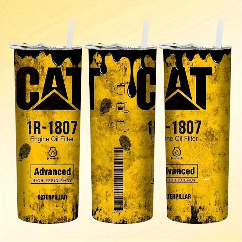 Op de afbeelding: Drie gele en zwarte CAT-thema bekers met witte rietjes. Elke beker heeft het CAT-logo, de tekst "1R-1807 Engine Oil Filter" en de woorden "Advanced High Efficiency" en "CATERPILLAR". Het ontwerp bevat zwarte druppels.