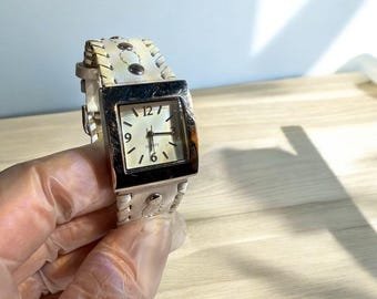 Relógio de pulso Boho em couro branco genuíno, parte traseira em aço inoxidável