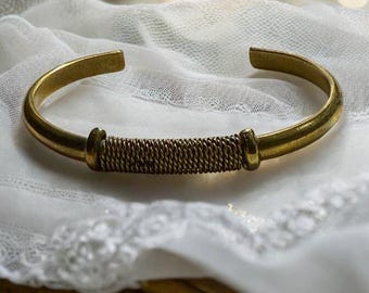 Brazalete trenzado de latón dorado: brazalete minimalista envuelto en oro