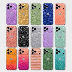 Pode incluir: Uma coleção de quinze adesivos para smartphone com vários acabamentos brilhantes em cores que incluem roxo, dourado, verde, azul, laranja, preto, prata e turquesa, com alguns designs sólidos e outros apresentando listras horizontais.
